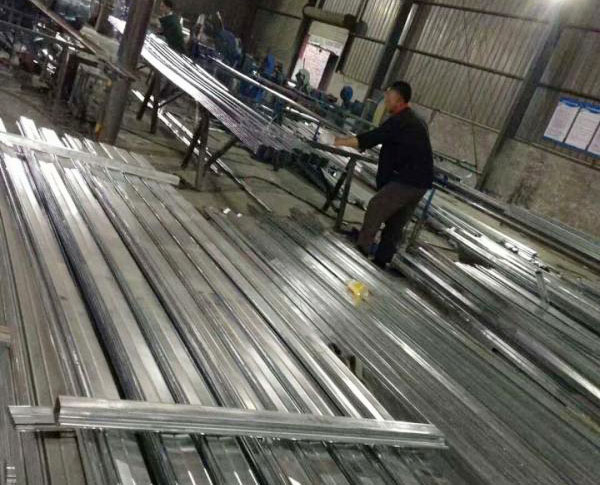 防火卷簾簾片車間