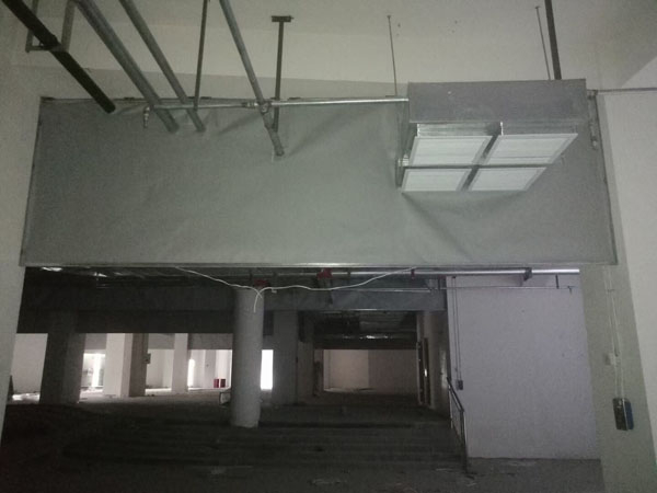 固定柔性擋煙垂壁安裝現(xiàn)場